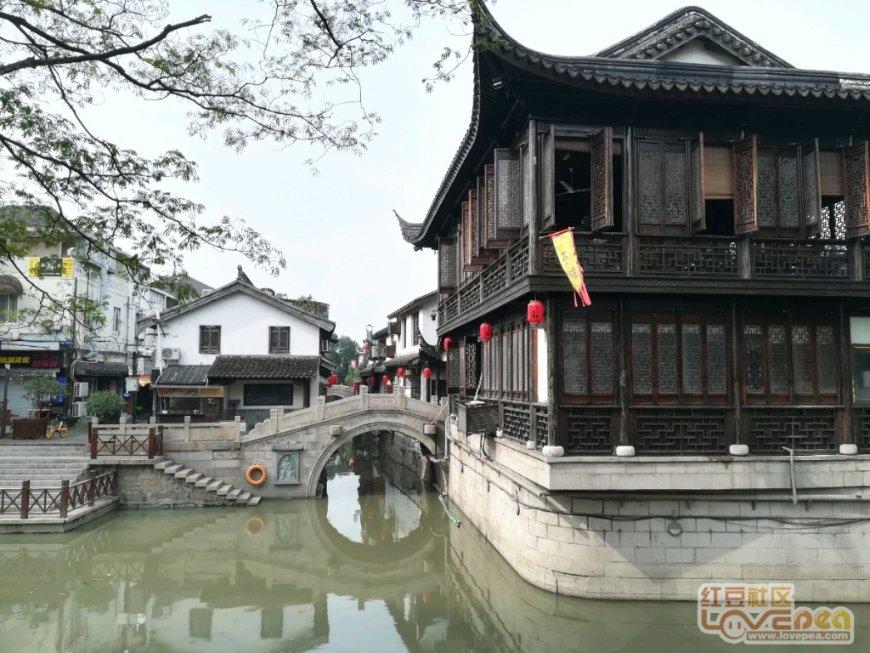辽宁两个女子穿和服在公园拍照遭路人围劝，你认为国人该如何正视和服？